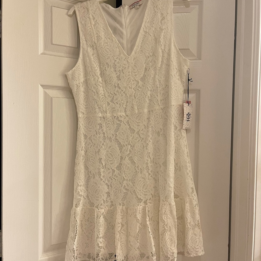 White sleeveless lace dress